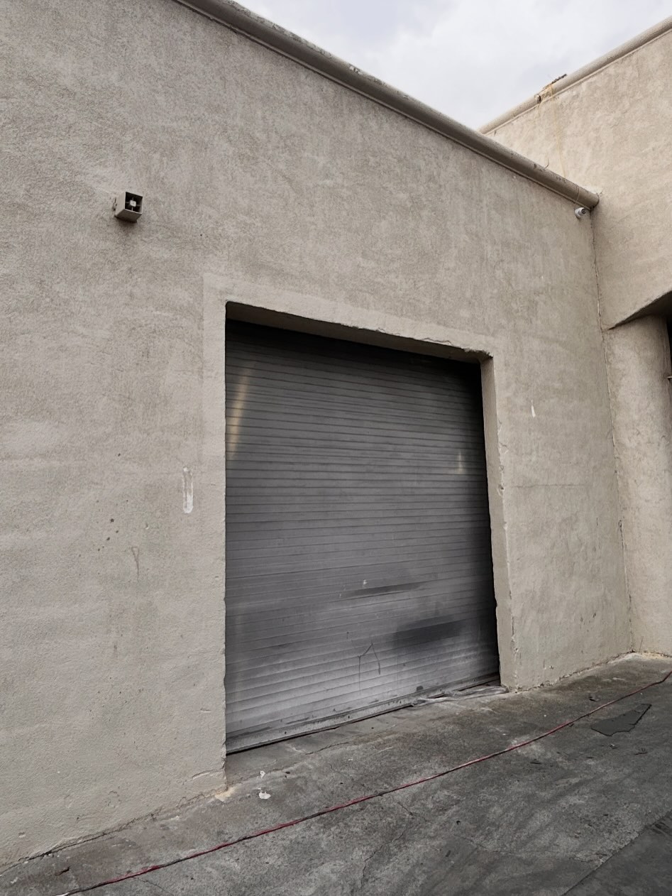 Commercial roll up door
